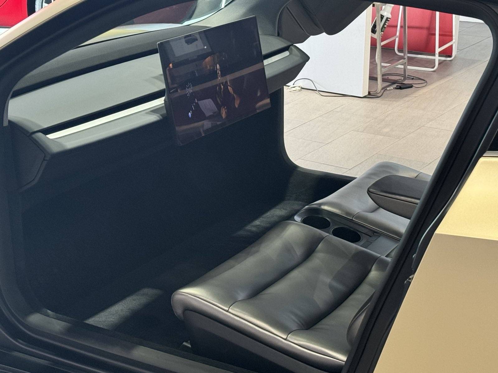 Cybercab Robotaxi Cybercab Robotaxi displayed at Plano, Texas Tesla Showroom 2024-11-12-154814_004