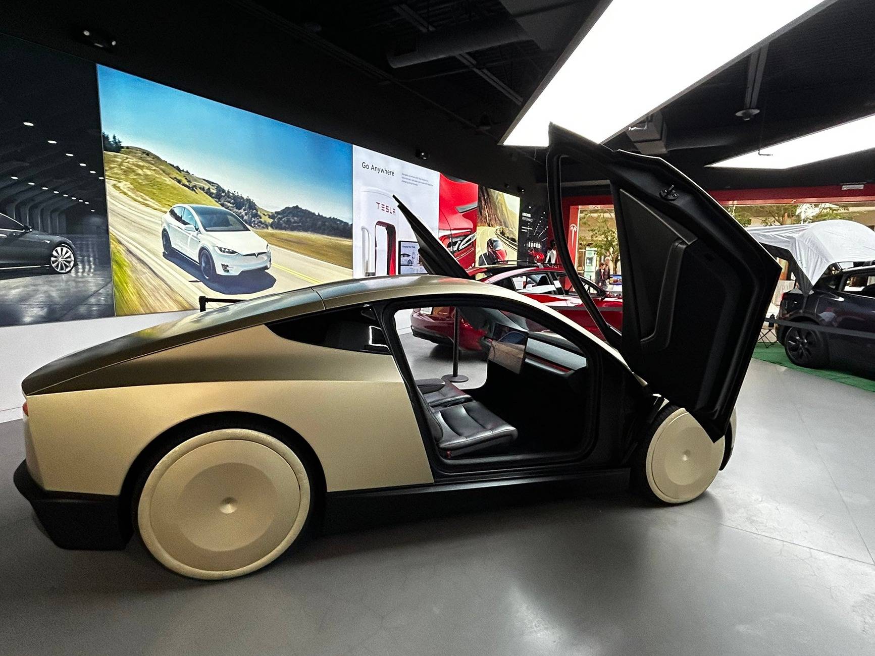 Cybercab Robotaxi CyberCab on display at Bellevue Square Tesla GccjpqyaMAAywes