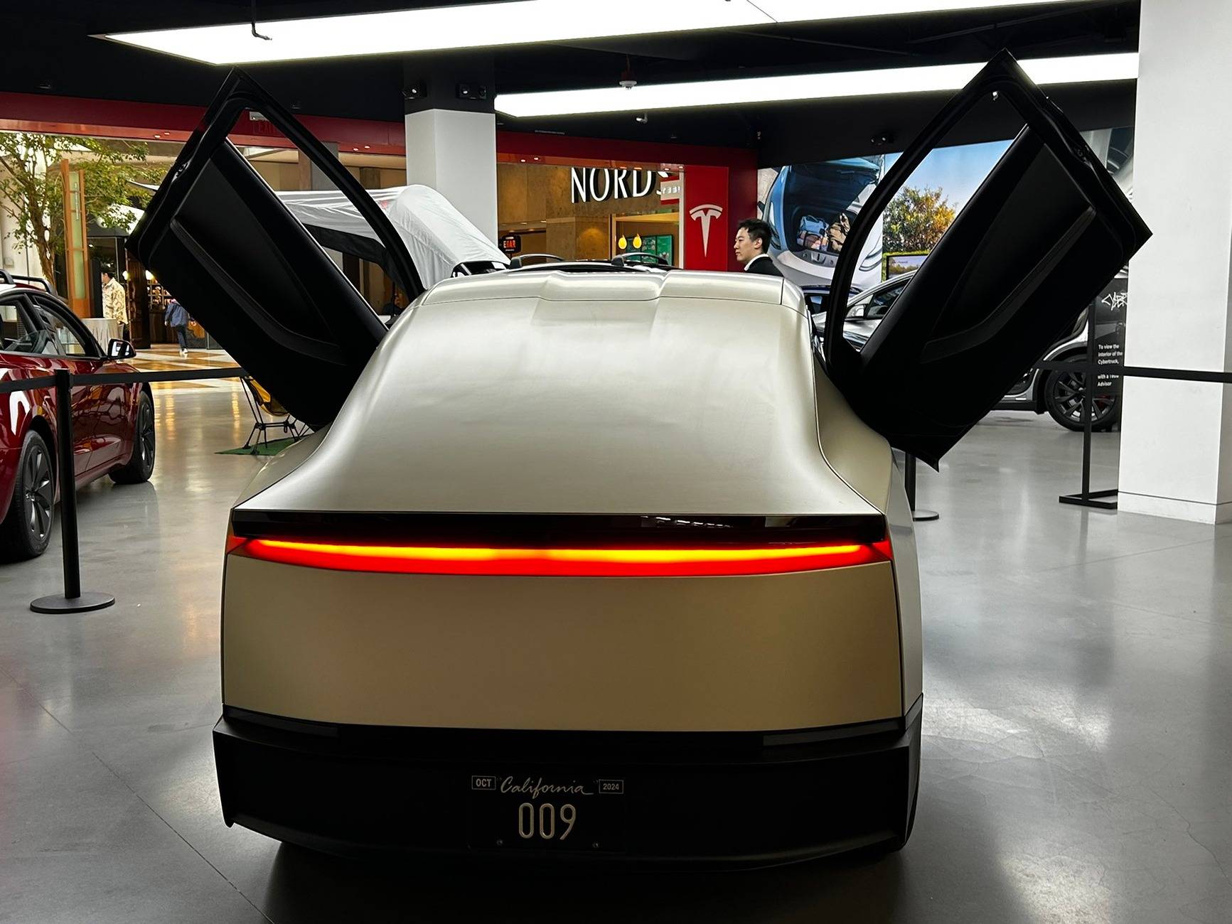 Cybercab Robotaxi CyberCab on display at Bellevue Square Tesla GccjpqzaMAIdXSO