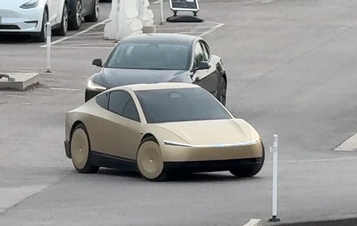 Cybercab test driving at Giga Texas (Model 3 size comparison) -- Video / Photos (11/27/24)